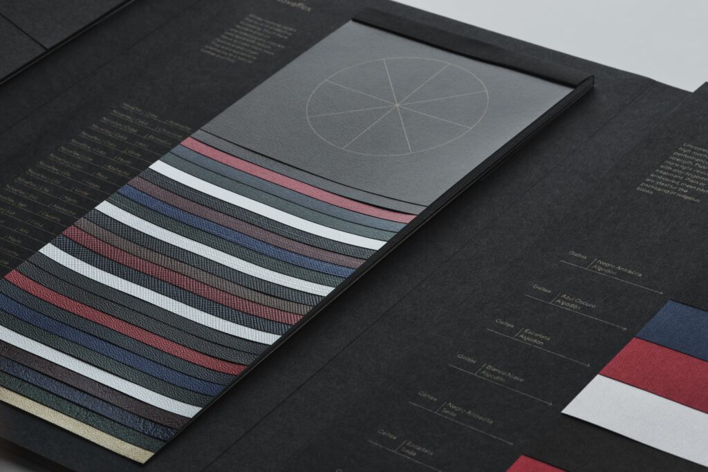 Estuche abierto Atelier Brands con propuesta visual enfocada en entorno y materiales responsables